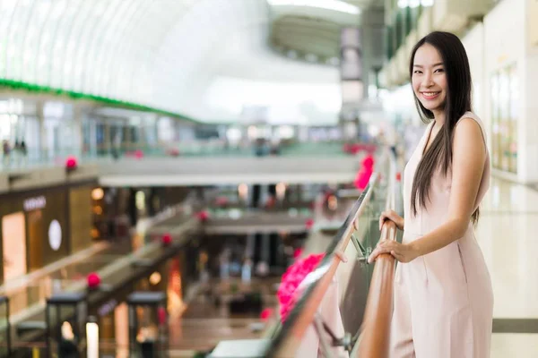アジアの女性の美しい笑顔と百貨店インテリアのショッピング モールで幸せ — ストック写真