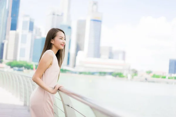 Hermosa Mujer Asiática Sonrisa Feliz Viajar Ciudad Singapur — Foto de Stock