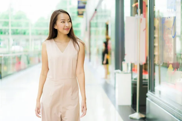 アジアの女性の美しい笑顔と百貨店インテリアのショッピング モールで幸せ — ストック写真
