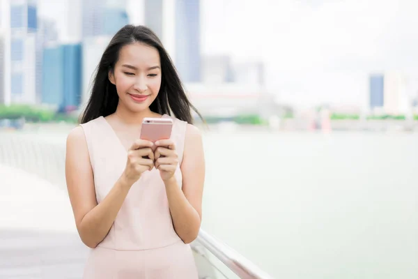 Hermosa Mujer Asiática Usando Teléfono Inteligente Móvil Para Hablar Texto —  Fotos de Stock