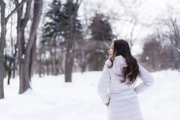 北海道で冬季雪の旅に満足の笑みを浮かべて美しい若いアジア女性 — ストック写真