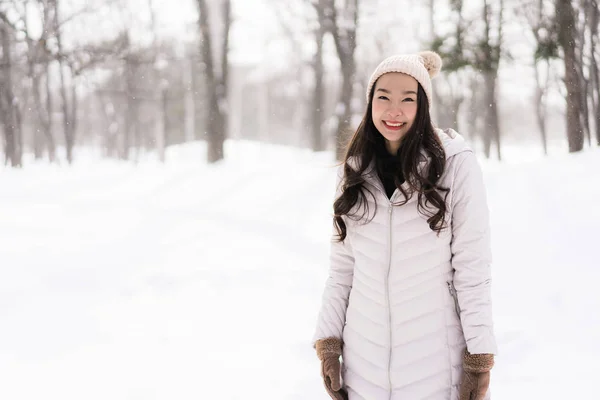 Bonita Jovem Mulher Asiática Sorrindo Feliz Com Viagens Temporada Inverno — Fotografia de Stock