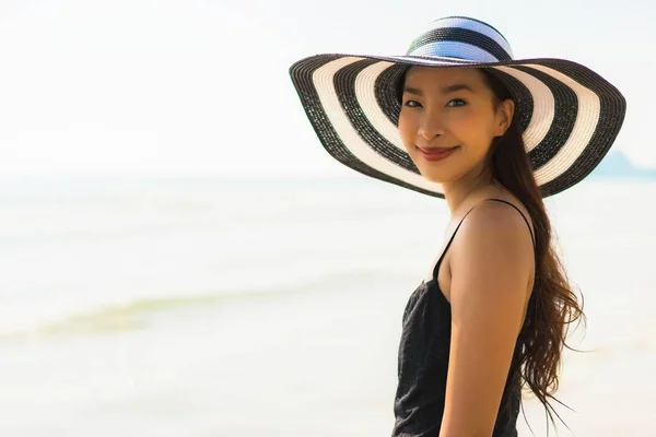 肖像画美しい若いアジア女性の幸せと旅行や休暇の概念のための海とビーチの笑顔 — ストック写真