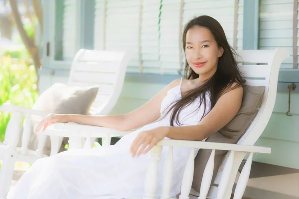 Piękny Portret Młodej Kobiety Azjatki Siedzieć Drewniane Krzesło Wokół Odkryte — Zdjęcie stockowe