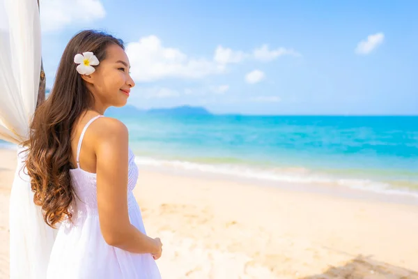 Портрет Красивая Молодая Азиатка Счастливая Улыбка Отдыха Пляже Море Океан — стоковое фото