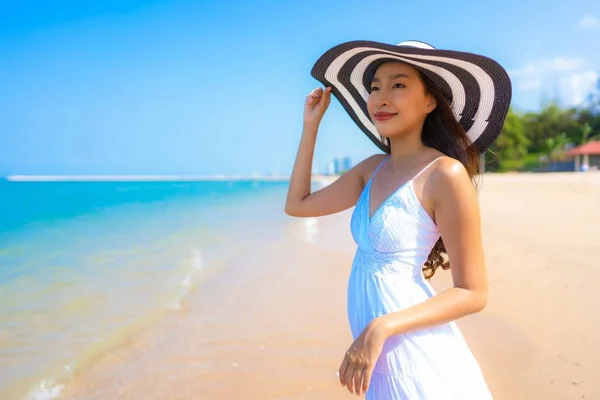 Retrato Bonito Jovem Asiático Mulher Feliz Sorriso Lazer Praia Mar — Fotografia de Stock