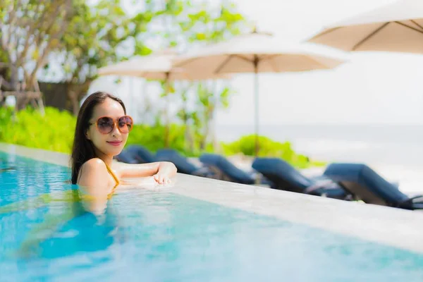 Retrato Bonito Jovem Asiático Mulher Sorriso Feliz Relaxar Lazer Piscina — Fotografia de Stock