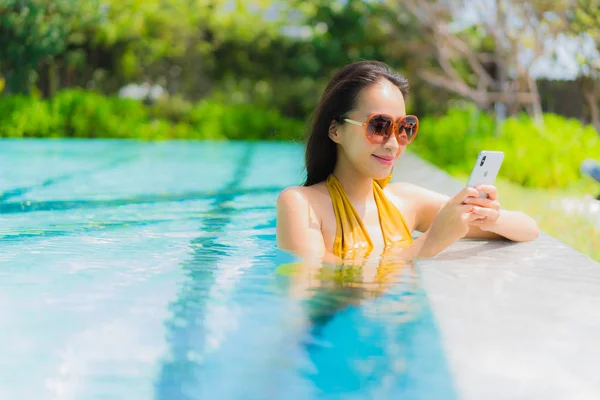Portrait Beautiful Young Asian Woman Using Mobile Phone Cellphone Swimming — Stock Photo, Image