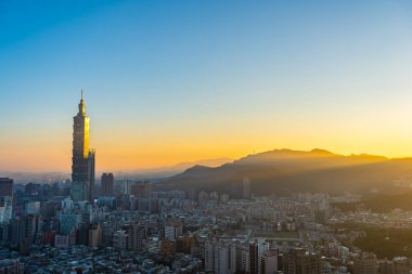 Taipei şehrinin güzel mimarisi Tayvan 'da gün batımında gökyüzüne yükseliyor.