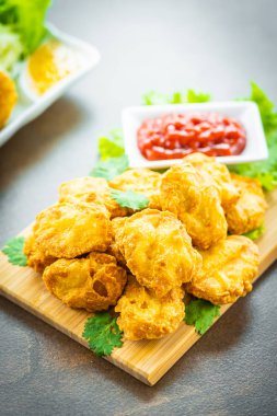 Derin yağda kızartılmış tavuk eti çağrı nugget domates veya ketçap sos ile