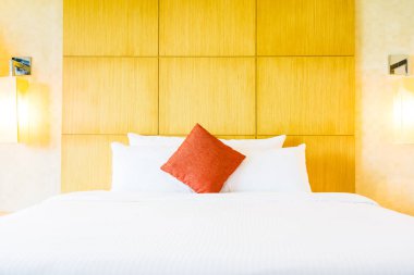 Otel yatak odası iç dekorasyonda yatak beyaz rahat yastık