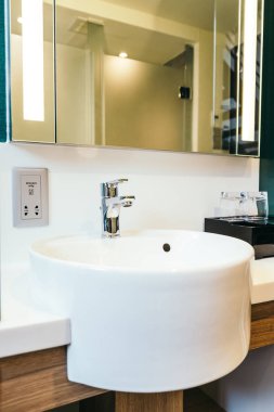 Beyaz lavabo ve musluk banyo iç dekorasyonda