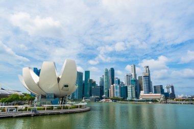 Singapur, 21 Ocak 2019: gökdelen marina defne Singapur City çevresinde bina güzel mimari