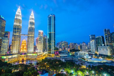 Geceleri dış kuala lumpur manzarası şehirde bina güzel mimari