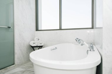 Güzel lüks beyaz ve temiz küvet banyo iç dekorasyonda