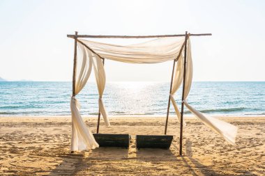 Sandalye şemsiye ve güzel bir plaj deniz okyanus üzerinde sky lounge eğlence için seyahat ve tatil kavramı