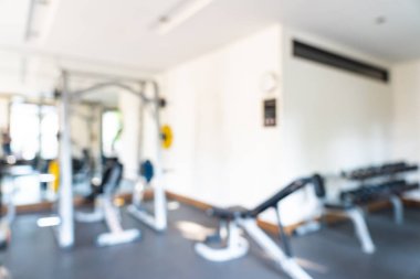 Spor salonu iç odasında soyut bulanıklık fitness ekipmanları