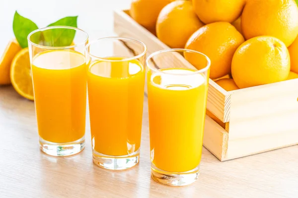 Świeży sok pomarańczowy napój w szklanej butelce — Zdjęcie stockowe