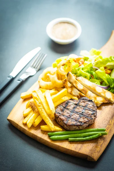 Grilovaný hovězí maso steak s omáčkou z francouzské hranolky a čerstvé vegeta — Stock fotografie