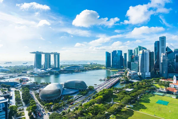 Singapur Şehir Manzarası Ile Beyaz Bulut Mavi Gökyüzü Üzerinde Dış — Stok fotoğraf