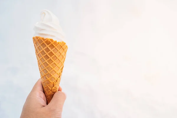 手拿冰淇淋与蛋饼 甜甜点食物 — 图库照片