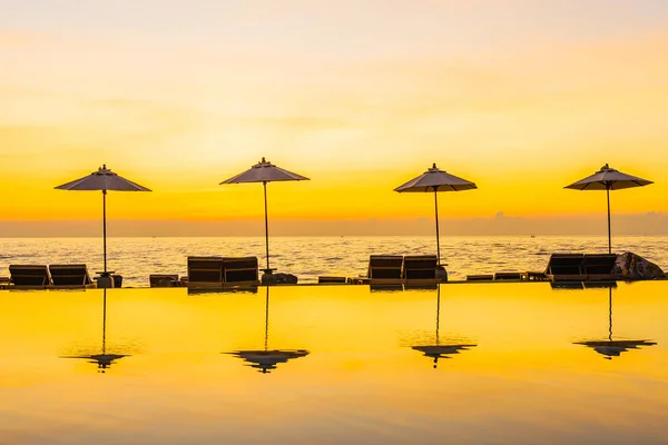 Sonnenschirm Und Liegestuhl Rund Den Swimmingpool Resorthotel Für Urlaubsreisen Und — Stockfoto