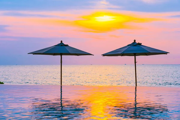 Sonnenschirm Und Liegestuhl Rund Das Schwimmbad Neary Meer Ozean Strand — Stockfoto