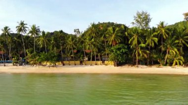 Güzel dalgalı denizin sakin görüntüleri.