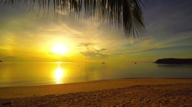 Güzel dalgalı denizin sakin görüntüleri.