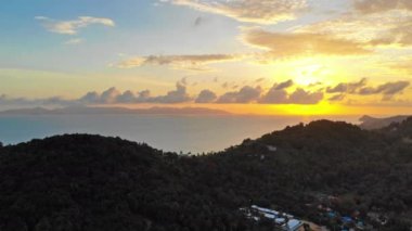 Güzel dalgalı denizin sakin görüntüleri.