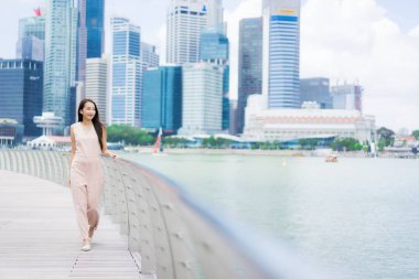 Güzel Asyalı kadın gülümseme ve mutlu Singapur şehirde seyahat etmek