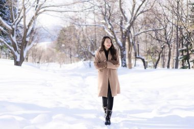 Portre genç güzel Asyalı kadın mutlu seyahat gülümseme ve kar kış sezonu Hokkaido Sapporo Japonya'da zevk.