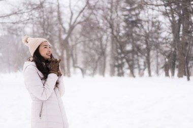 Güzel genç Asyalı kadın mutlu seyahat kar kış sezonu Hokkaido Japonya ile gülümseyen