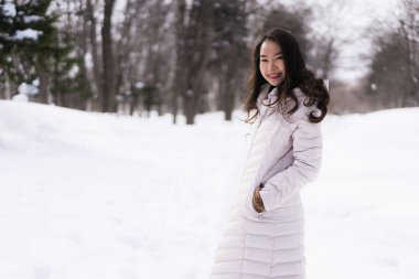 Güzel genç Asyalı kadın mutlu seyahat kar kış sezonu Hokkaido Japonya ile gülümseyen