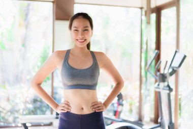 Genç Asyalı kadın portre güzel egzersiz fitness ekipmanları için iyi sağlıklı spor salonu iç ile