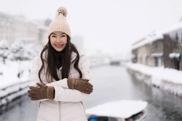 Vacker Ung Asiatisk Kvinna Leende Och Glad Med Resor Resa — Stockfoto