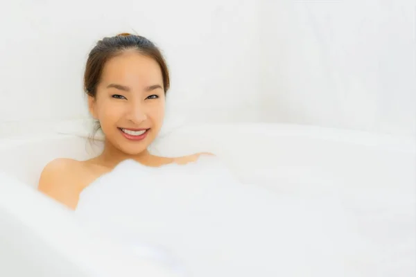 肖像画バスタブ付きのバスルームのインテリアをリラックスできる美しい若いアジア女性 — ストック写真