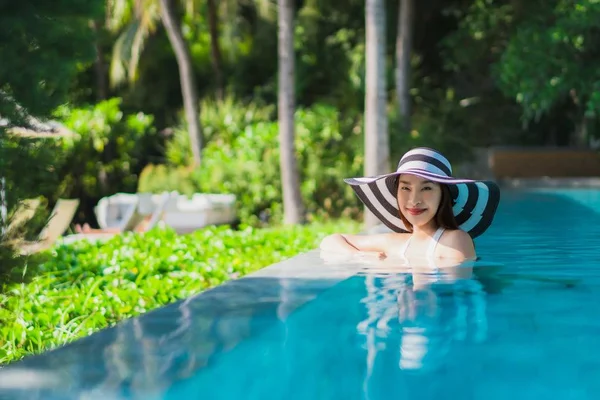 肖像美丽的年轻亚洲女人快乐的笑容在游泳池周围的度假村和酒店旅游度假和休闲 — 图库照片
