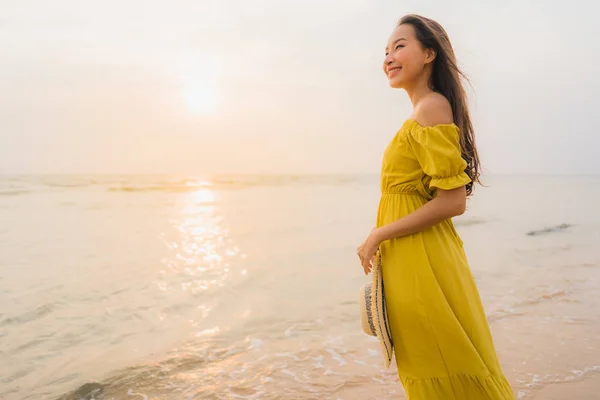 肖像画の美しい若いアジア女性幸せな笑顔にビーチと海と海の散歩リラックス レジャー旅行休暇日没時 — ストック写真