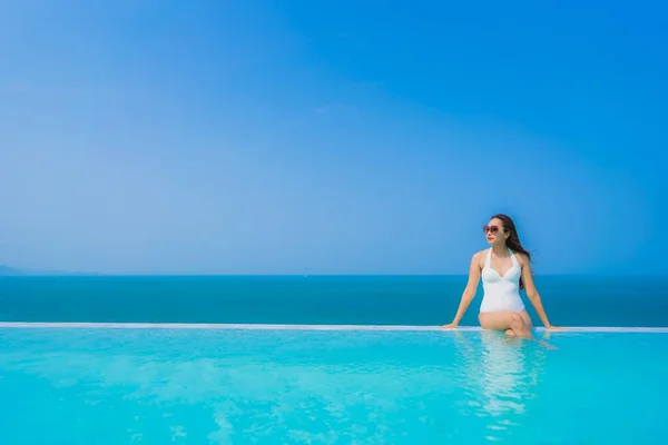 Portrait Beautiful Young Asian Woman Happy Smile Relax Swimming Pool — Stock Photo, Image