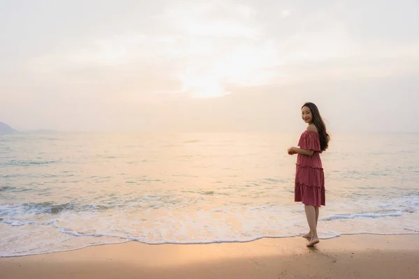 Retrato Hermosa Joven Asiática Mujer Feliz Sonrisa Ocio Playa Mar — Foto de Stock