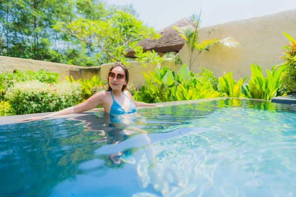 Retrato Hermosa Joven Mujer Asiática Sonrisa Feliz Relajarse Ocio Piscina —  Fotos de Stock