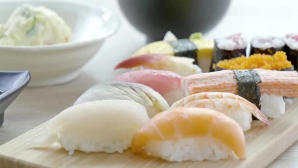 テーブルの上のおいしい寿司のクローズアップ映像 — ストック動画