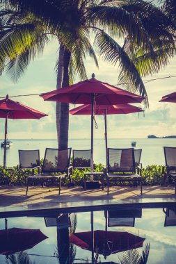 Güzel lüks otel ve tatil seyahat ve tatil için sandalye ve şemsiye ile açık yüzme havuzu