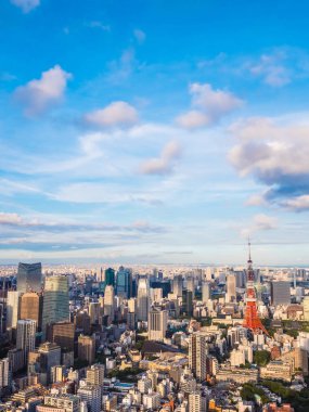 Japonya'da mavi gökyüzü ve beyaz bulut ile güzel mimari ve yapı ile tokyo tokyo şehir etrafında kule