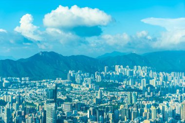 Hong Kong şehrinin güzel mimari binası mavi gökyüzünde ufuk çizgisi.