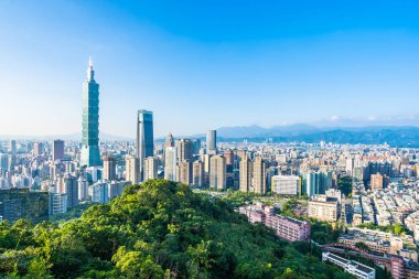 Taipei 101 binasının ve mimarisinin güzel manzarası ve manzarası Tayvan 'da mavimsi ve beyaz bulutlarla gökyüzüne yükseliyor.