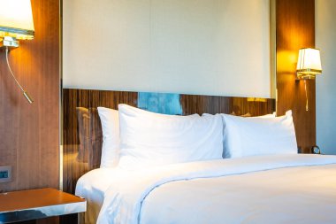 Güzel rahat beyaz yastık yatak yatak odası iç dekorasyonda ışık lamba ile