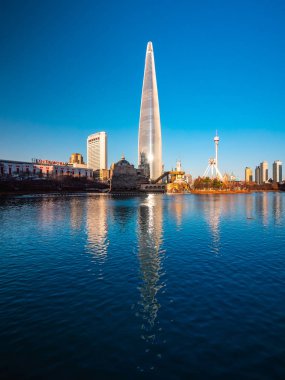 Seoul, Güney Kore: 8 Aralık 2018 Lotte kule bina güzel mimari Seoul City dönüm noktası biridir