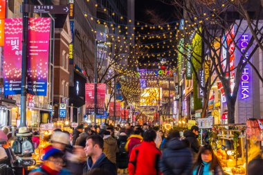 Seoul, Güney Kore 10 Aralık 2018: Myeong dong piyasasıdır popüler bir yer ve yiyecek bir şeyler bulmak alışveriş ve turistik bölgesi